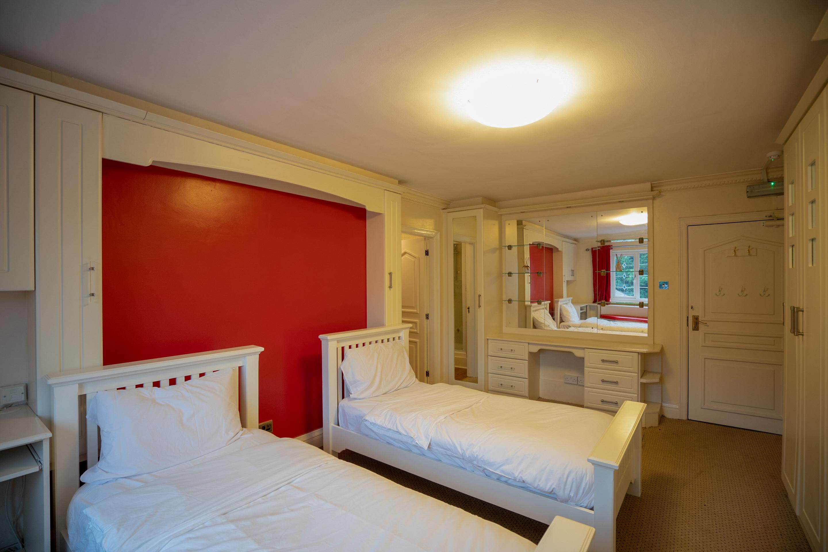 Oyo Oakcroft Guest House Manchester Airport Ringway Exterior photo