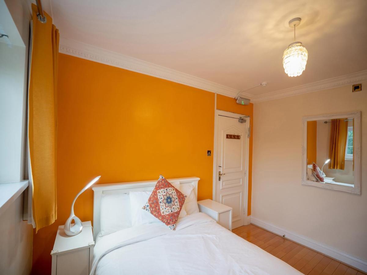 Oyo Oakcroft Guest House Manchester Airport Ringway Exterior photo