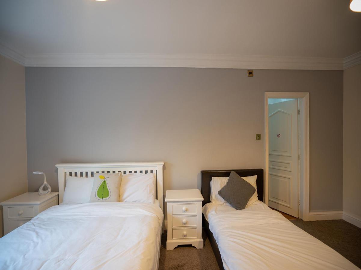 Oyo Oakcroft Guest House Manchester Airport Ringway Exterior photo