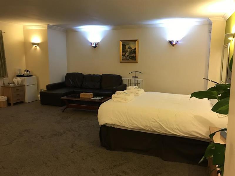 Oyo Oakcroft Guest House Manchester Airport Ringway Exterior photo